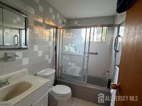 Bath - 25 Eardley Rd, Edison, NJ 08817 photo 1 of 2