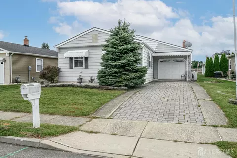 8 Lumsden Ct, Toms River, NJ 08757