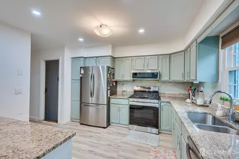 Kitchen - 1602 Deerfield Dr, Edison, NJ 08820 photo 2 of 4