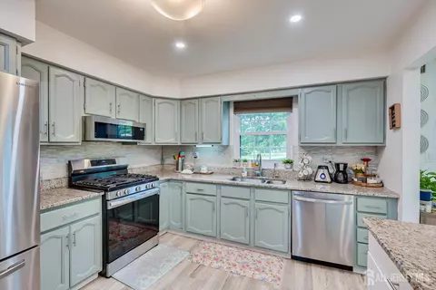 Kitchen - 1602 Deerfield Dr, Edison, NJ 08820 photo 3 of 4