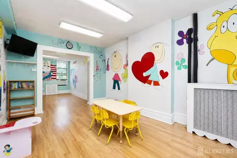 725 17th St, Union City, NJ 07087