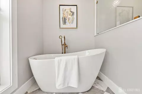 Bath - 25 Lamar Ave, Edison, NJ 08820 photo 4 of 10