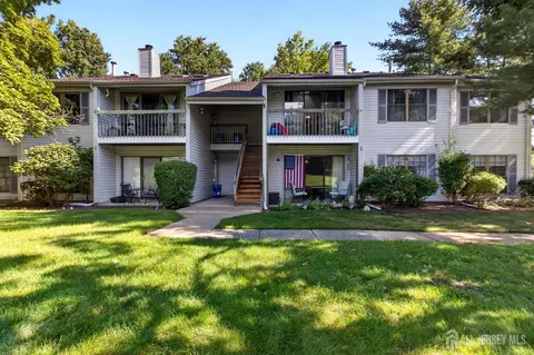 32 Crabapple Ln, Franklin Park, NJ 08823
