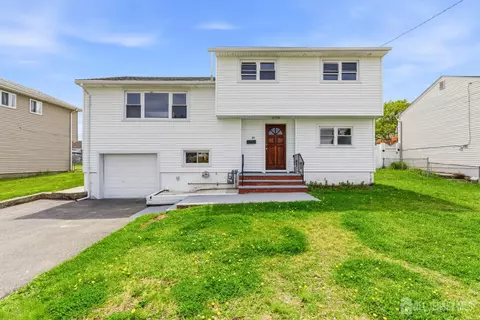 29 Swarthmore Dr, Carteret, NJ 07008