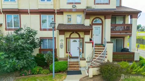 305 Michaels Ct, Woodbridge, NJ 07095