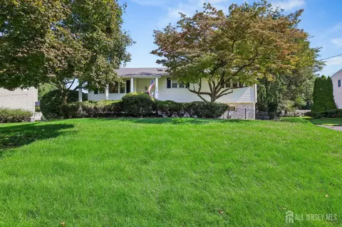 9 Heather Dr, Manalapan, NJ 07726