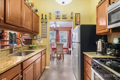 Kitchen - 607 Bluebell Dr, Jackson, NJ 08527 photo 2 of 2