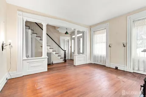 80 Main St, Keyport, NJ 07735