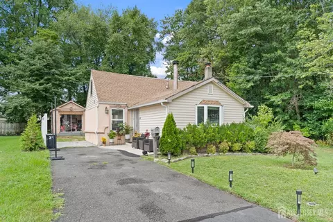 39 Salem Pl, Cliffwood, NJ 07721