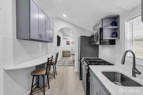 337 Shoreland Cir, South Amboy, NJ 08879