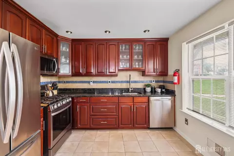 2202 Timber Ridge Ct, Parlin, NJ 08859