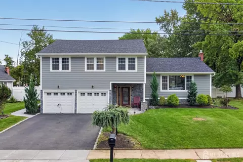 9 Nightingale St, Edison, NJ 08820