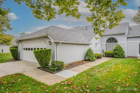 644 Nutley Dr #A, Monroe, NJ 08832