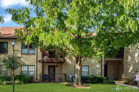 1102 Wellington Pl, Aberdeen, NJ 07747