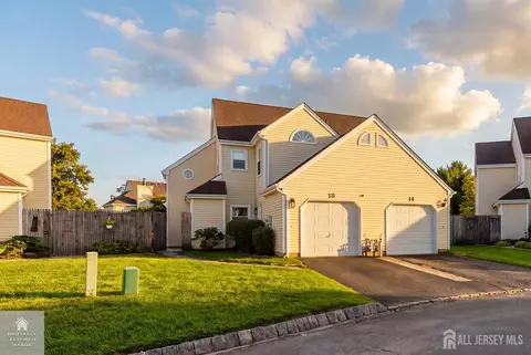 15 Hawthorne Ct, Freehold, NJ 07728