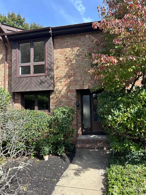 367 Willowbrook Dr, North Brunswick, NJ 08902