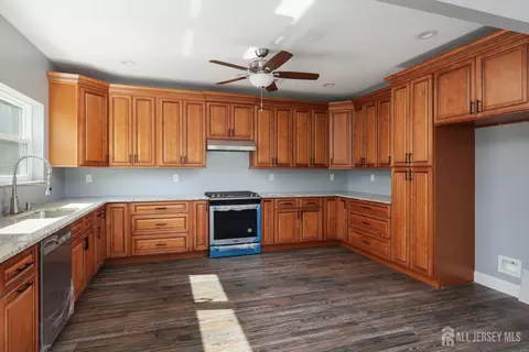 Entry Way - 227 Bay Ave, Leonardo, NJ 07737 photo 5 of 6