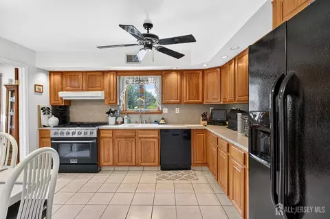 Kitchen - 21 Sulliman Rd, Edison, NJ 08817 photo 2 of 3