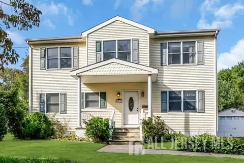 652 Brookside Dr, Belford, NJ 07718