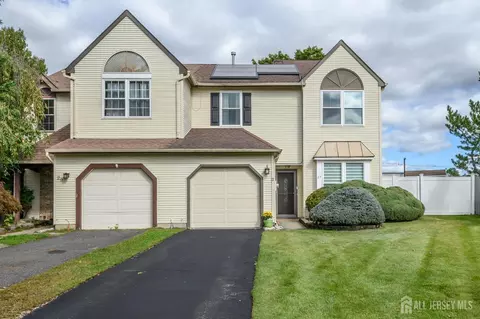 27 Longbrook Ln, Freehold, NJ 07728