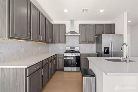 644 Lorhan Dr, Piscataway, NJ 08854