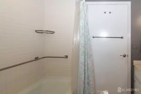 Bath - 242 Marblehead Ln #N, Monroe, NJ 08831 photo 2 of 3