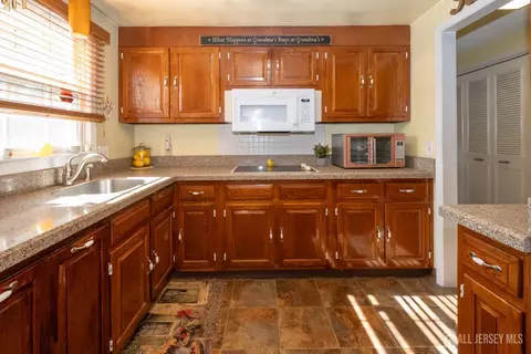 Kitchen - 242 Marblehead Ln #N, Monroe, NJ 08831 photo 2 of 3