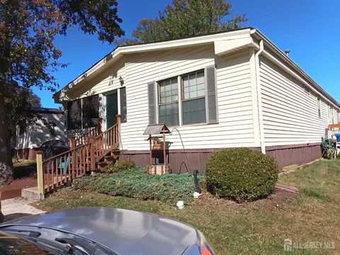 17 Dickens Rd, North Brunswick, NJ 08902