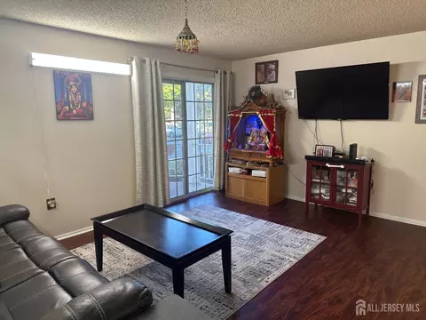 138 Darwin Ln, North Brunswick, NJ 08902