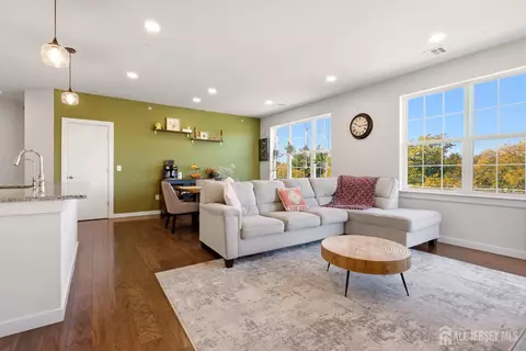748 Lorhan Dr, Piscataway, NJ 08854