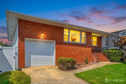 2 Carlton St, Carteret, NJ 07008