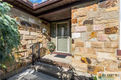 13 Betsy Ross Dr, Monroe, NJ 08831