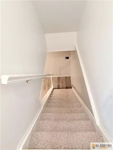 Entry Way - 86 Wilton Ave, Middlesex, NJ 08846 photo 4 of 4