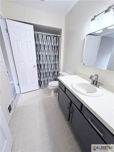 Bath - 86 Wilton Ave, Middlesex, NJ 08846 photo 2 of 3