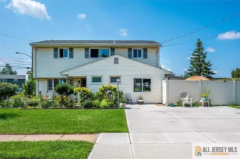89 Whitman St, Carteret, NJ 07008