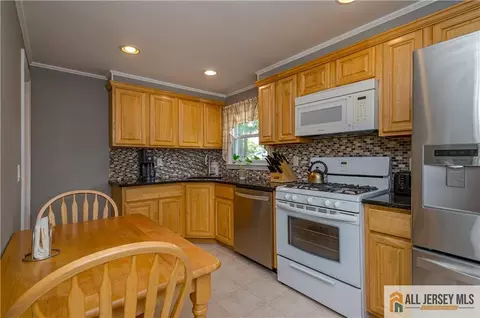 Kitchen - 4 Ruth Pl, Middlesex, NJ 08846 photo 2 of 3