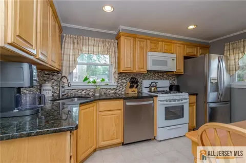 Kitchen - 4 Ruth Pl, Middlesex, NJ 08846 photo 1 of 3