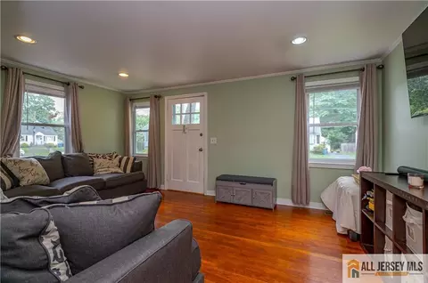 Entry Way - 4 Ruth Pl, Middlesex, NJ 08846 photo 1 of 2