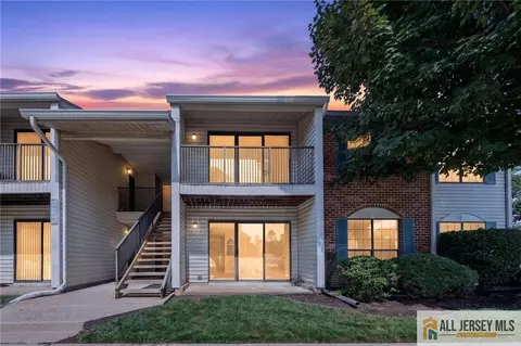 60 Taylor Dr, Franklin Park, NJ 08823