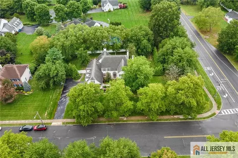 1 Woodland Dr, Cranbury, NJ 08512