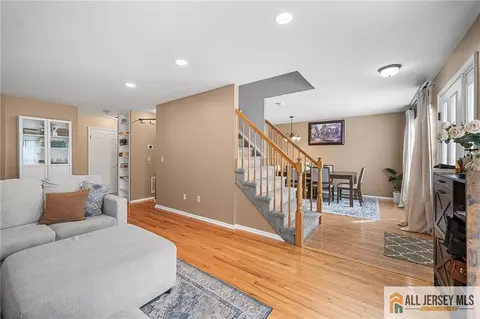 364 Bowler Ct, Piscataway, NJ 08854