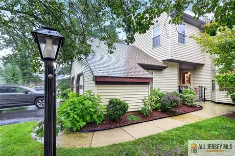 5 Hillsborough Dr #5B, Monroe, NJ 08831
