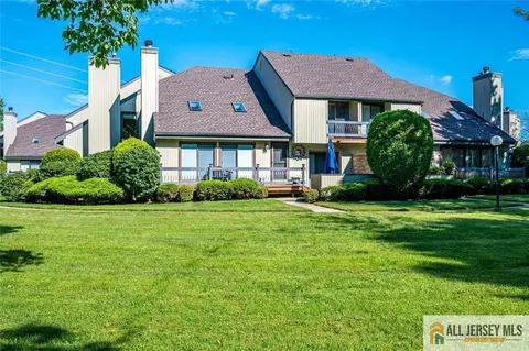 39 Sherborne St, Somerset, NJ 08873
