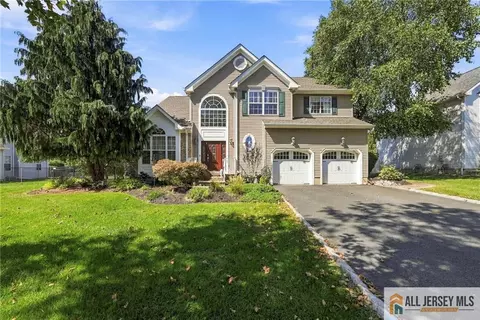 38 Maplehurst Ln, Piscataway, NJ 08854