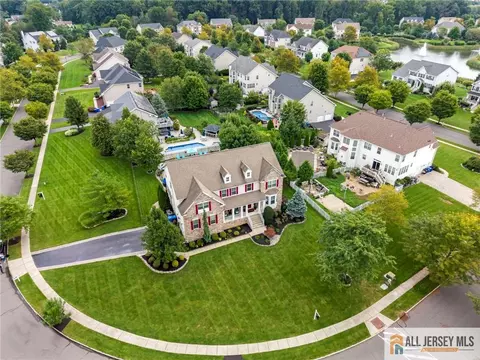 237 Leffler Cir, Florence, NJ 08518