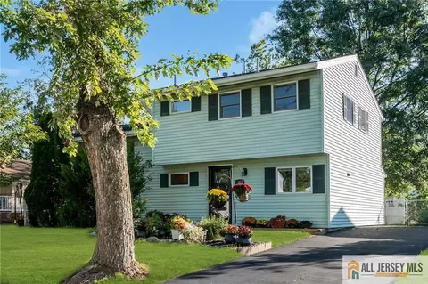 102 Avonridge Rd, Raritan, NJ 08869