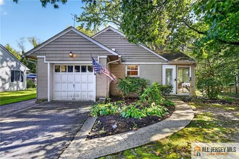 114 N Main St, Cranbury, NJ 08512