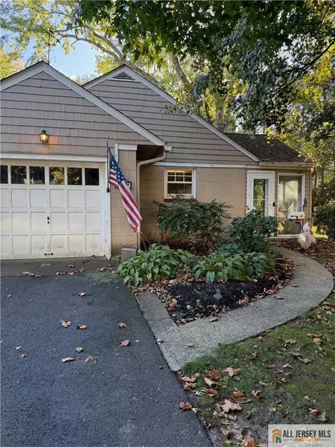 114 N Main St, Cranbury, NJ 08512