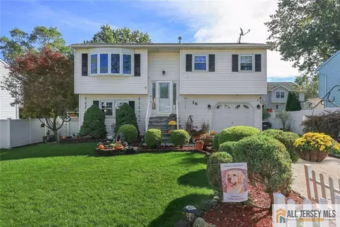 18 Westinghouse St, Metuchen, NJ 08840