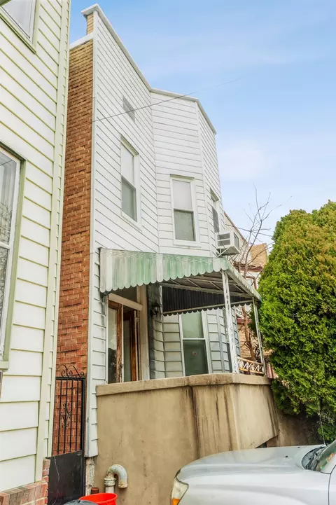 208 Oak St, Weehawken, NJ 07086